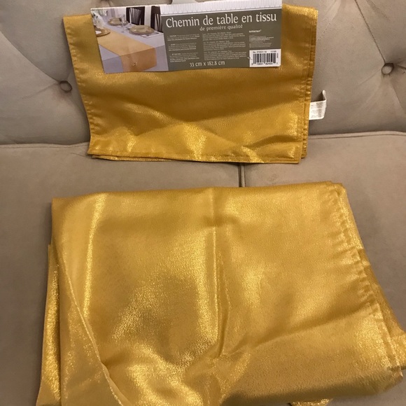 Amscan table cloth and runner - Picture 3 of 3